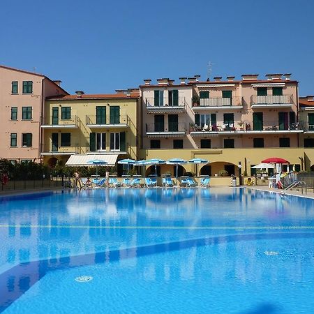 Appartamento Vista Mare Con Piscina Cala Di Sole Империа Екстериор снимка