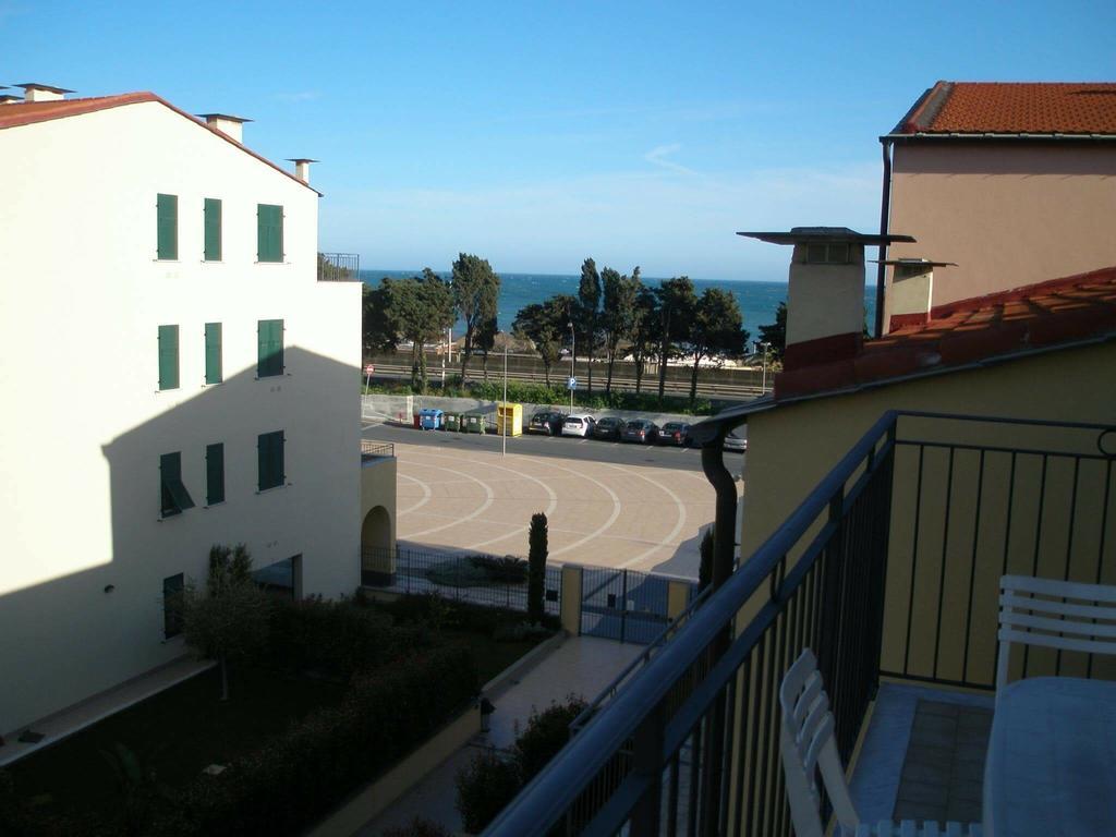 Appartamento Vista Mare Con Piscina Cala Di Sole Империа Екстериор снимка